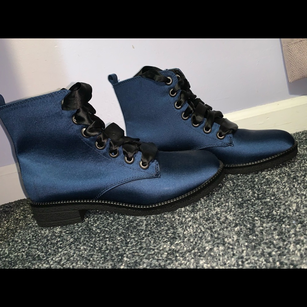 Women’s boots never worn, size 7.5!!